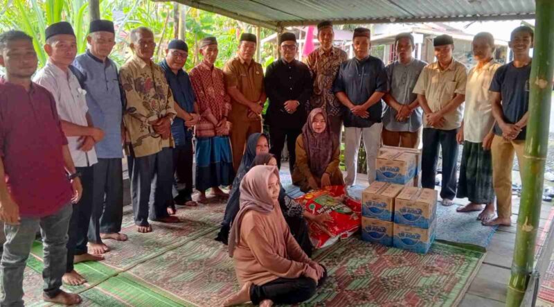 Jenasah warga Simeulue tertahan di RSUZA Paguyuban Teupah Timur ulurkan kepedulian. (Foto: Dok, AgusMuliadi/Acehnow)