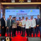 Ketua Umum SMSI Pusat, Firdaus, didampingi Ketua SMSI Aceh, Aldin NL, menyerahkan SK kepengurusan SMSI Aceh Besar masa bakti 2026–2029 kepada Ketua SMSI Aceh Besar, Zulfikar, S.Pd., didampingi Sekretaris Sadhali, S.Pd., Bendahara Azhari Usman, S.Pd dan Wakil Bendahara Nazarullah, S.E., pada rangkaian SMSI Aceh Awards 2026 di Anjong Mon Mata, Banda Aceh, Sabtu (5/9/2026) malam. Foto: Dok. SMSI Aceh Besar