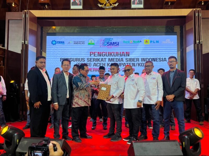 Ketua Umum SMSI Pusat, Firdaus, didampingi Ketua SMSI Aceh, Aldin NL, menyerahkan SK kepengurusan SMSI Aceh Besar masa bakti 2026–2029 kepada Ketua SMSI Aceh Besar, Zulfikar, S.Pd., didampingi Sekretaris Sadhali, S.Pd., Bendahara Azhari Usman, S.Pd dan Wakil Bendahara Nazarullah, S.E., pada rangkaian SMSI Aceh Awards 2026 di Anjong Mon Mata, Banda Aceh, Sabtu (5/9/2026) malam. Foto: Dok. SMSI Aceh Besar