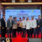 Ketua Umum SMSI Pusat, Firdaus, didampingi Ketua SMSI Aceh, Aldin NL, menyerahkan SK kepengurusan SMSI Aceh Besar masa bakti 2026–2029 kepada Ketua SMSI Aceh Besar, Zulfikar, S.Pd., didampingi Sekretaris Sadhali, S.Pd., Bendahara Azhari Usman, S.Pd dan Wakil Bendahara Nazarullah, S.E., pada rangkaian SMSI Aceh Awards 2026 di Anjong Mon Mata, Banda Aceh, Sabtu (5/9/2026) malam. Foto: Dok. SMSI Aceh Besar