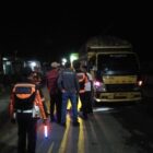Petugas Dishub Aceh Barat bersama DPMPTSP dan PUPR melakukan pengawasan kendaraan angkutan yang melintasi jalan kabupaten di wilayah Aceh Barat, Senin (21/9/2026). Foto: Dok. Istimewa