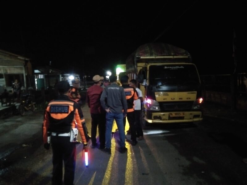 Petugas Dishub Aceh Barat bersama DPMPTSP dan PUPR melakukan pengawasan kendaraan angkutan yang melintasi jalan kabupaten di wilayah Aceh Barat, Senin (21/9/2026). Foto: Dok. Istimewa 