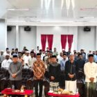 Ketua MPD Kabupaten Aceh Barat Drs. Adami Umar, M.Pd. bersama pemateri dan peserta Workshop Peningkatan Mutu Pendidik dan Tenaga Kependidikan pada Dayah Salafiyah dan Diniyah Kabupaten Aceh Barat Tahun 2026, Kamis (3/8/2026). Foto: Dok. Istimewa