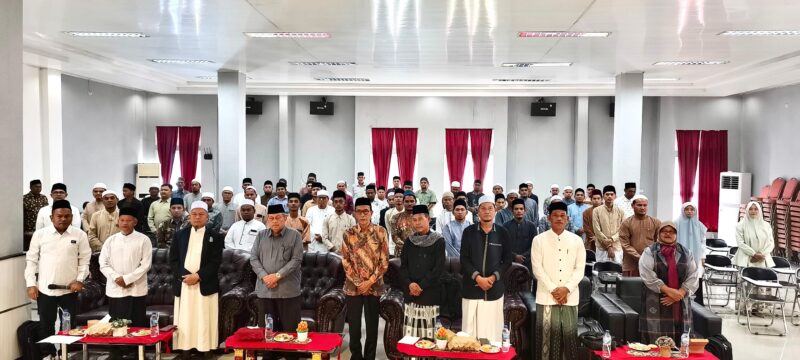 Ketua MPD Kabupaten Aceh Barat Drs. Adami Umar, M.Pd. bersama pemateri dan peserta Workshop Peningkatan Mutu Pendidik dan Tenaga Kependidikan pada Dayah Salafiyah dan Diniyah Kabupaten Aceh Barat Tahun 2026, Kamis (3/8/2026). Foto: Dok. Istimewa 