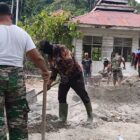 Satgas Jembatan Gantung Perintis Kodim 0108/Agara bersama warga mempercepat pembangunan Jembatan Gantung Perintis Garuda melalui pekerjaan pondasi di Desa Lawe Ger Ger, Sabtu (5/9/2026). Foto: Dok. Istimewa 