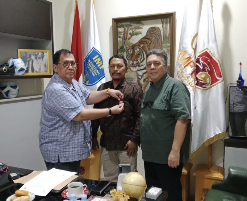 Muktarrudin Usman menerima SK kepengurusan KSMI Aceh dari Ketua Umum KSMI Pusat Yan Mulia Abidin di Jakarta, Kamis (24/9/2026). Foto: Dok. Istimewa 