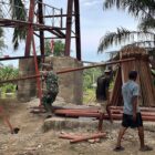 Personel TNI bersama pekerja sipil dan masyarakat bergotong royong mengerjakan pembangunan Jembatan Gantung Desa Serasah, Kecamatan Simpang Kanan, Aceh Singkil, Senin (31/8/2026). Foto: Dok. Istimewa 