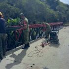 Tim Zidam IM bersama personel Kodim 0119/Bener Meriah melakukan pengecatan konstruksi Jembatan Bailey di Desa Bale Redelong, Kecamatan Bukit, Kabupaten Bener Meriah, Sabtu (19/9/2026). Foto: Dok. Istimewa 