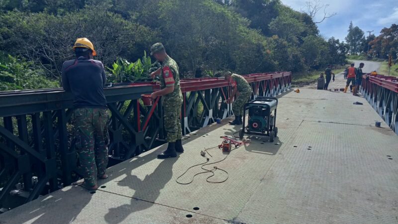 Tim Zidam IM bersama personel Kodim 0119/Bener Meriah melakukan pengecatan konstruksi Jembatan Bailey di Desa Bale Redelong, Kecamatan Bukit, Kabupaten Bener Meriah, Sabtu (19/9/2026). Foto: Dok. Istimewa 