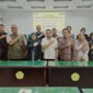 Jajaran UPTD Museum Tsunami Aceh bersama pimpinan dan civitas akademika Pascasarjana Universitas Muhammadiyah Aceh berfoto bersama usai penandatanganan kerja sama MoA di Aula Pascasarjana Unmuha, Banda Aceh, Jumat (7/8/2026). Foto: Dok. Istimewa 