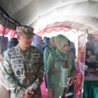 Pangdam IM Mayjen TNI Joko Hadi Susilo, S.I.P., bersama Ketua Persit Kartika Chandra Kirana Daerah Iskandar Muda meninjau stan Bazar Pasar Murah Serentak dalam rangka HUT ke-81 TNI di Lapangan Blang Padang, Banda Aceh, Selasa (22/9/2026). Foto: Dok. Istimewa
