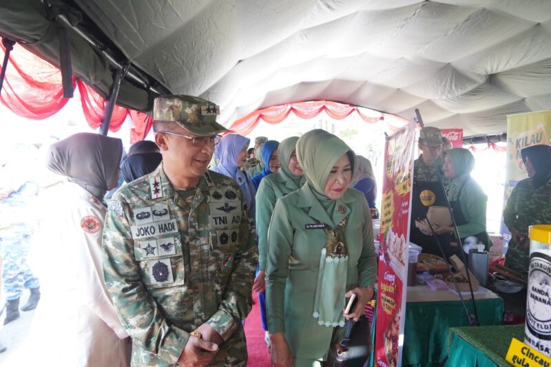 Pangdam IM Mayjen TNI Joko Hadi Susilo, S.I.P., bersama Ketua Persit Kartika Chandra Kirana Daerah Iskandar Muda meninjau stan Bazar Pasar Murah Serentak dalam rangka HUT ke-81 TNI di Lapangan Blang Padang, Banda Aceh, Selasa (22/9/2026). Foto: Dok. Istimewa 