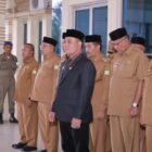 Bupati Aceh Besar H Muharram Idri (Syech Muharram) menyampaikan arahannya pada pelantikan 8 pejabat pimpinan tinggi pratama di lingkungan Pemkab Aceh Besar, di Kantor Bupati Aceh Besar, Kota Jantho, Senin (14/9/2026) siang. Foto: Dok. Prokopim Pemkab Aceh Besar