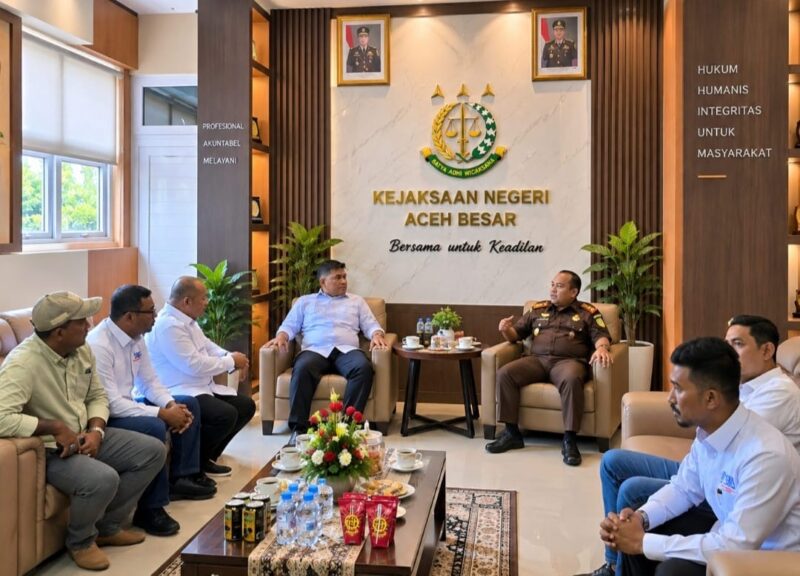 Kajari Aceh Besar Dr. Wisnu Murtopo Nur Muhamad, S.H., M.H., berbincang bersama Ketua SMSI Aceh Besar Zulfikar, S.Pd., dan jajaran pengurus SMSI dalam audiensi di Kantor Kejaksaan Negeri Aceh Besar, Selasa (22/9/2026). Foto: Dok. SMSI Aceh Besar