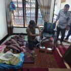 Anggota DPRK Pidie Jaya Faisal Gharu menyerahkan bantuan kursi roda kepada Anwar, mantan Keuchik Gampong Beurasan, Kecamatan Bandar Dua, Pidie Jaya, Senin (28/9/2026). Foto: Dok. Istimewa 