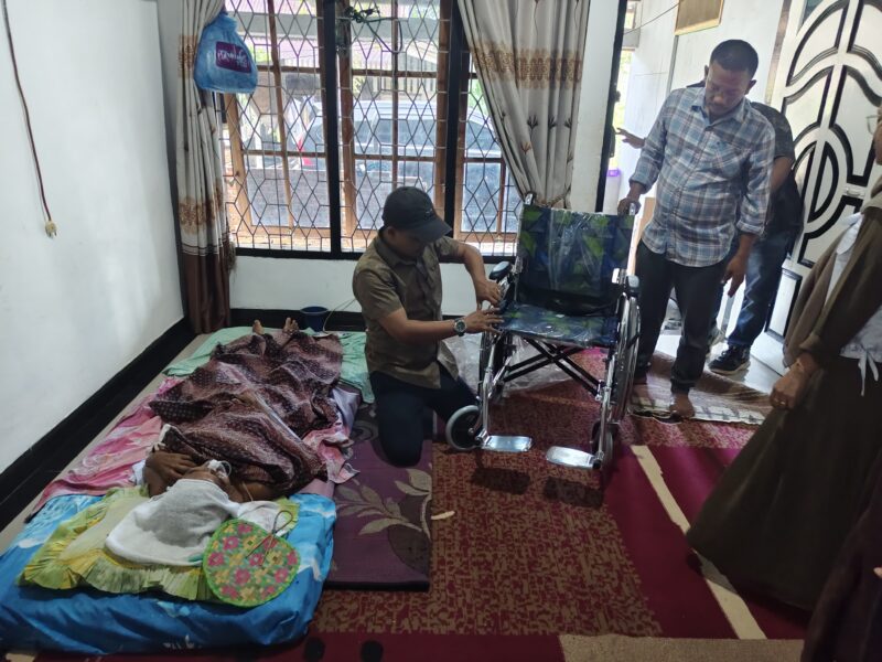 Anggota DPRK Pidie Jaya Faisal Gharu menyerahkan bantuan kursi roda kepada Anwar, mantan Keuchik Gampong Beurasan, Kecamatan Bandar Dua, Pidie Jaya, Senin (28/9/2026). Foto: Dok. Istimewa 