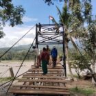 Babinsa, teknisi, dan masyarakat bergotong royong memasang papan lantai Jembatan Gantung Perintis di Desa Lawe Ger Ger, Kecamatan Ketambe, Kabupaten Aceh Tenggara, Kamis (17/9/2026). Foto: Dok. Istimewa