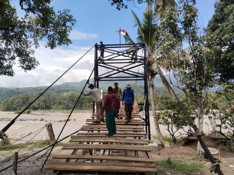 Babinsa, teknisi, dan masyarakat bergotong royong memasang papan lantai Jembatan Gantung Perintis di Desa Lawe Ger Ger, Kecamatan Ketambe, Kabupaten Aceh Tenggara, Kamis (17/9/2026). Foto: Dok. Istimewa 
