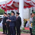 Bupati Aceh Barat Tarmizi, S.P., M.M., memimpin upacara peringatan Hari Pendidikan Daerah (Hardikda) ke-67 di halaman Kantor Dinas Pendidikan dan Kebudayaan Aceh Barat, Senin (14/9/2026). Foto: Dok. Istimewa