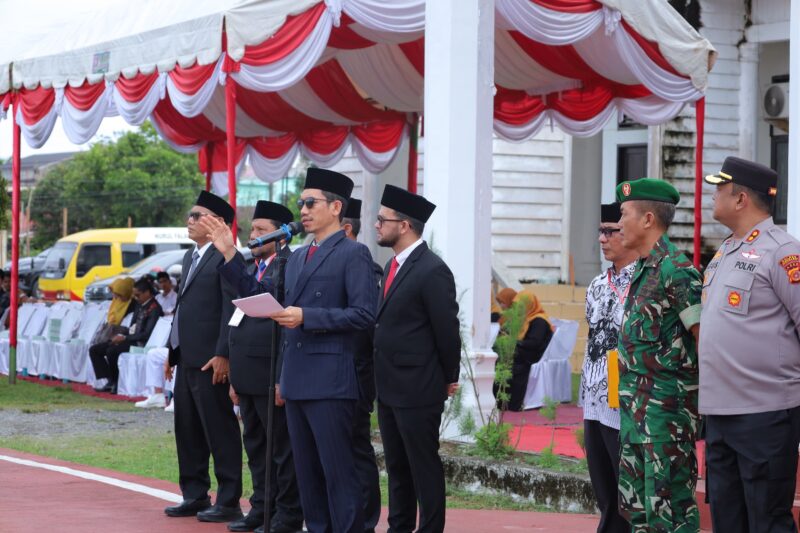 Bupati Aceh Barat Tarmizi, S.P., M.M., memimpin upacara peringatan Hari Pendidikan Daerah (Hardikda) ke-67 di halaman Kantor Dinas Pendidikan dan Kebudayaan Aceh Barat, Senin (14/9/2026). Foto: Dok. Istimewa 