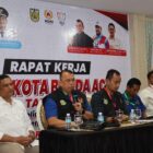 Ketua Umum KONI Kota Banda Aceh H. Heri Julius menyampaikan sambutan dalam Rapat Kerja KONI Tahun 2026 sebagai persiapan menuju PORA XV Aceh Jaya. Foto: Dok. Istimewa