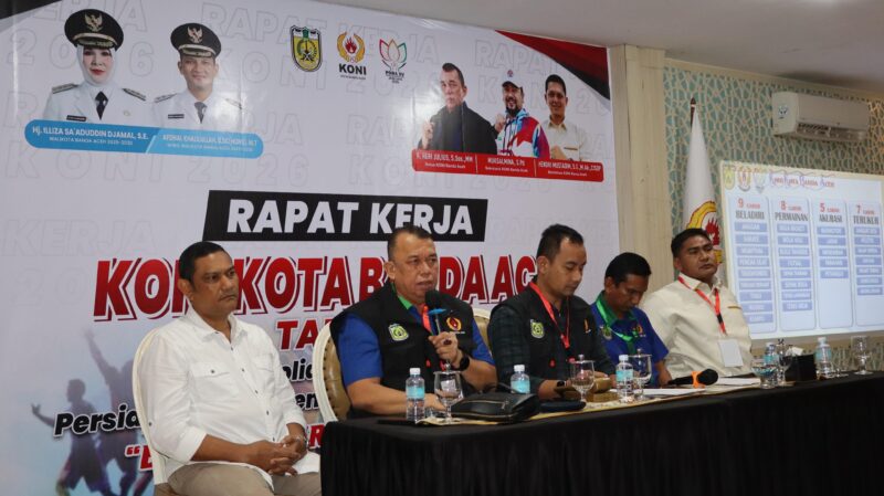 Ketua Umum KONI Kota Banda Aceh H. Heri Julius menyampaikan sambutan dalam Rapat Kerja KONI Tahun 2026 sebagai persiapan menuju PORA XV Aceh Jaya. Foto: Dok. Istimewa 