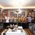 Jajaran Direksi Bank Aceh Syariah bersilaturahmi dengan Kapolda Aceh Irjen Pol. Ruddi Setiawan dalam rangka mempererat komunikasi dan kolaborasi antar-lembaga, Kamis (17/9/2026). Foto: Dok. Istimewa