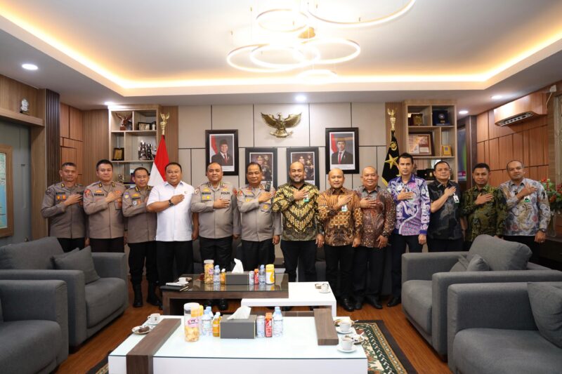 Jajaran Direksi Bank Aceh Syariah bersilaturahmi dengan Kapolda Aceh Irjen Pol. Ruddi Setiawan dalam rangka mempererat komunikasi dan kolaborasi antar-lembaga, Kamis (17/9/2026). Foto: Dok. Istimewa 