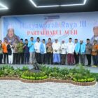 Ketua Umum DPP Partai Darul Aceh (PDA), Teungku Ridwan Abubakar alias Nek Tu foto bersama peserta Musyawarah Raya III Partai Darul Aceh (PDA) di Hotel Rasa Mala, Banda Aceh, Jumat (4/9/2026) malam. Foto: Dok. MC Aceh Besar