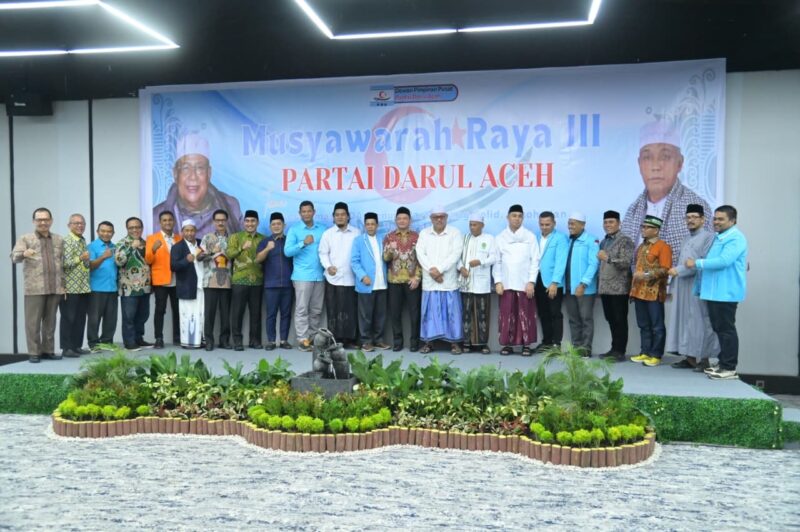 Ketua Umum DPP Partai Darul Aceh (PDA), Teungku Ridwan Abubakar alias Nek Tu foto bersama peserta Musyawarah Raya III Partai Darul Aceh (PDA) di Hotel Rasa Mala, Banda Aceh, Jumat (4/9/2026) malam. Foto: Dok. MC Aceh Besar