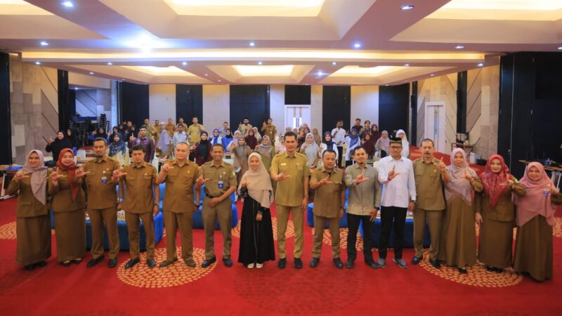 Kepala Dinas Perpustakaan dan Kearsipan Aceh M. Nasir, S.IP., MPA., foto bersama penulis Hafiza Fifadlillah dan peserta kegiatan bedah buku “Why” di Aula Gedung Perpustakaan Aceh, Banda Aceh, Selasa (15/9/2026). Foto: Dok. Istimewa 