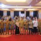 Kepala Dinas Perpustakaan dan Kearsipan Aceh M. Nasir, S.IP., MPA., foto bersama penulis Hafiza Fifadlillah dan peserta kegiatan bedah buku “Why” di Aula Gedung Perpustakaan Aceh, Banda Aceh, Selasa (15/9/2026). Foto: Dok. Istimewa 
