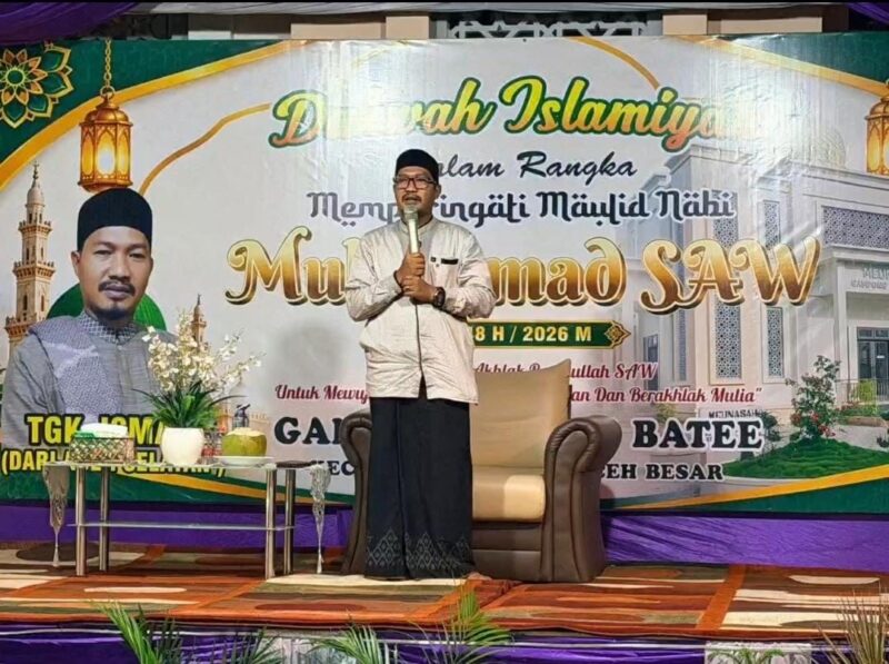 Penceramah Tgk. Ismail menyampaikan tausiah pada peringatan Maulid Nabi Muhammad SAW 1448 H di Desa Lubok Batee, Kecamatan Ingin Jaya, Aceh Besar, Senin (28/9/2026). Foto: Dok. Istimewa 