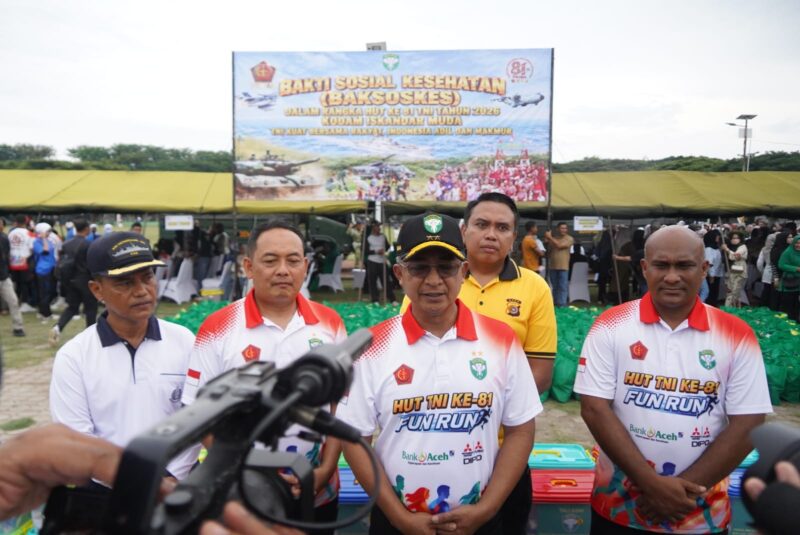 Pangdam IM Mayjen TNI Joko Hadi Susilo bersama sejumlah pejabat memberikan keterangan kepada awak media dalam kegiatan Bakti Sosial Kesehatan dan Fun Run HUT ke-81 TNI, Minggu (20/9/2026). Foto: Dok. Istimewa 