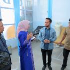 Wakil Bupati Aceh Barat Said Fadheil, S.H., menerima penjelasan terkait layanan dan fasilitas Klinik Mitra Medika Meulaboh saat grand opening di Desa Langung, Senin (14/9/2026). Foto: Dok. Istimewa
