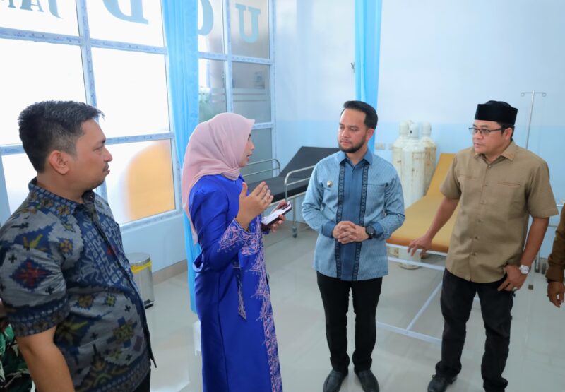 Wakil Bupati Aceh Barat Said Fadheil, S.H., menerima penjelasan terkait layanan dan fasilitas Klinik Mitra Medika Meulaboh saat grand opening di Desa Langung, Senin (14/9/2026). Foto: Dok. Istimewa 