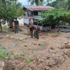 Babinsa Kodim 0108/Agara bersama masyarakat melakukan pengukuran titik dan penggalian pondasi Jembatan Garuda di Desa Lawe Sekerah, Aceh Tenggara, Jumat (11/9/2026). Foto: Dok. Istimewa