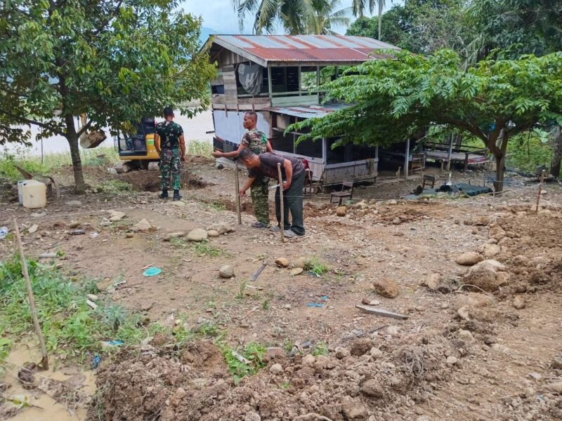 Babinsa Kodim 0108/Agara bersama masyarakat melakukan pengukuran titik dan penggalian pondasi Jembatan Garuda di Desa Lawe Sekerah, Aceh Tenggara, Jumat (11/9/2026). Foto: Dok. Istimewa 