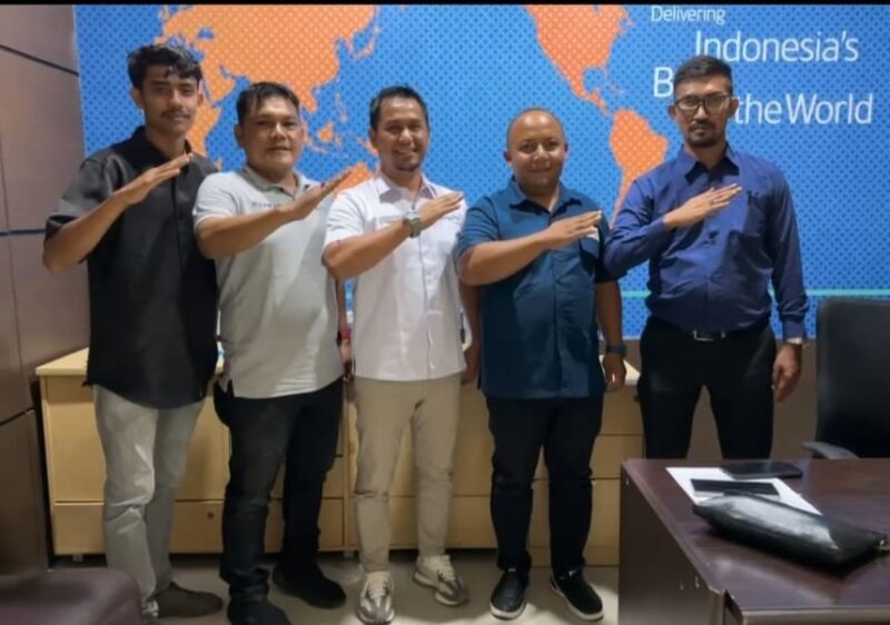 Ketua SMSI Aceh Besar Zulfikar, S.Pd., bersama pengurus saat melakukan audiensi dengan General Manager (GM) Garuda Indonesia Perwakilan Banda Aceh, Jufriandi, di Banda Aceh, Senin (21/9/2026). Foto: Dok. SMSI Aceh Besar
