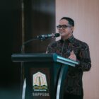 Plt. Sekretaris Daerah Aceh Taufik saat membacakan sambutan Gubernur Aceh Muzakir Manaf pada High Level Forum “Membangun Ekosistem Ekonomi Umat Melalui Sinergi Zakat, Infak, Wakaf, Ekonomi Haji dan Umrah” di Aula Kantor Bappeda Aceh, Kamis (3/9/2026). Foto: Dok. Istimewa