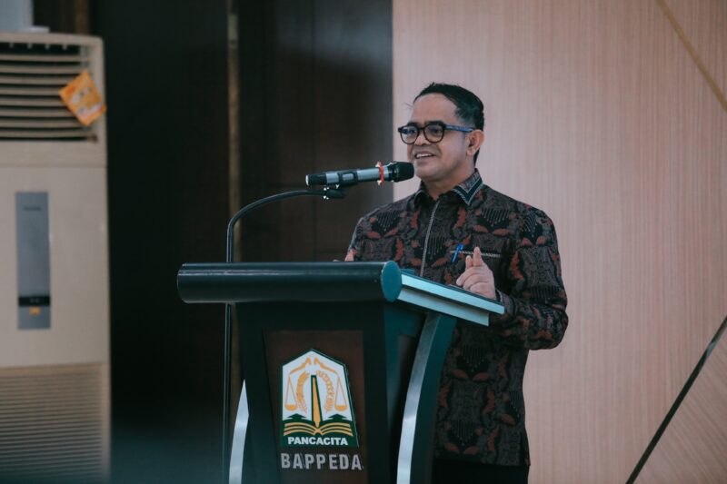 Plt. Sekretaris Daerah Aceh Taufik saat membacakan sambutan Gubernur Aceh Muzakir Manaf pada High Level Forum “Membangun Ekosistem Ekonomi Umat Melalui Sinergi Zakat, Infak, Wakaf, Ekonomi Haji dan Umrah” di Aula Kantor Bappeda Aceh, Kamis (3/9/2026). Foto: Dok. Istimewa 