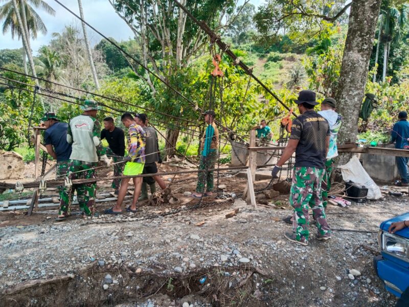 TNI dan masyarakat bergotong royong mempercepat pembangunan Jembatan Gantung Perintis di Kecamatan Ketambe, Aceh Tenggara, Jumat (11/9/2026). Foto: Dok. Istimewa 