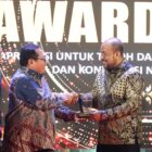 Dirut Bank Aceh Syariah Fadhil Ilyas menerima penghargaan SMSI Aceh Award 2026 yang diserahkan Ketua Umum SMSI Pusat Firdaus, di Anjong Mon Mata Banda Aceh, Sabtu malam (5/9/2026). Foto: Dok. Istimewa