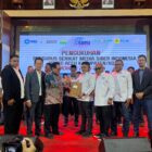 Ketua SMSI Aceh Besar Zulfikar, S.Pd bersama Sekretaris Sadali, S.Pd , Bendahara Azhari Usman Azhari, S.Pd, Wakil Bendahara Nasrullah,SE serta jajaran pengurus SMSI Aceh Besar menyampaikan ucapan selamat HUT ke-43 kepada PT Solusi Bangun Andalas (SBA) serta menyatakan kesiapan membangun sinergi positif bersama perusahaan. Foto: Dok. Humas SMSI Aceh Besar