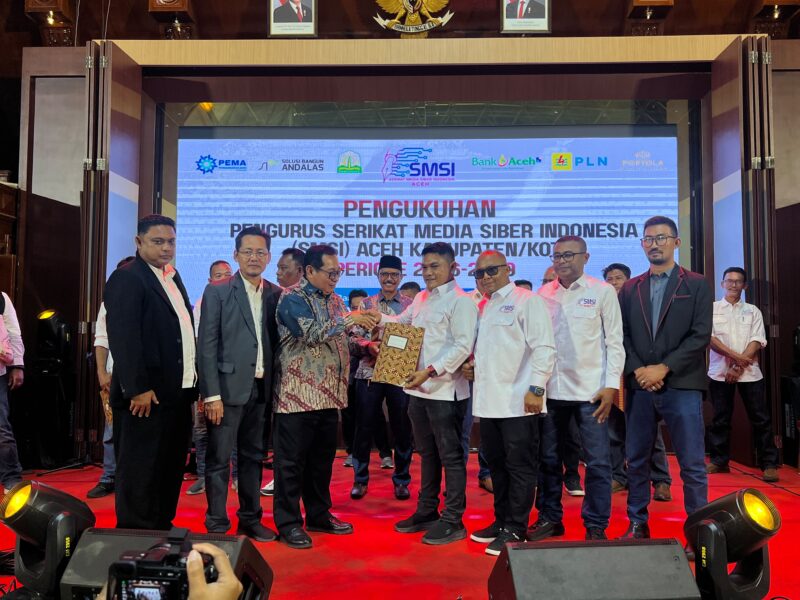 Ketua SMSI Aceh Besar Zulfikar, S.Pd bersama Sekretaris Sadali, S.Pd , Bendahara Azhari Usman Azhari, S.Pd, Wakil Bendahara Nasrullah,SE serta jajaran pengurus SMSI Aceh Besar menyampaikan ucapan selamat HUT ke-43 kepada PT Solusi Bangun Andalas (SBA) serta menyatakan kesiapan membangun sinergi positif bersama perusahaan. Foto: Dok. Humas SMSI Aceh Besar
