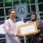Wali Kota Banda Aceh Illiza Sa’aduddin Djamal menerima Piagam Karisma Event Nusantara (KEN) 2026 pada seremoni pembukaan BACCE 2026 di Lapangan Blang Padang, Jumat (18/9/2026). Foto: Dok. Diskominfo Kota Banda Aceh