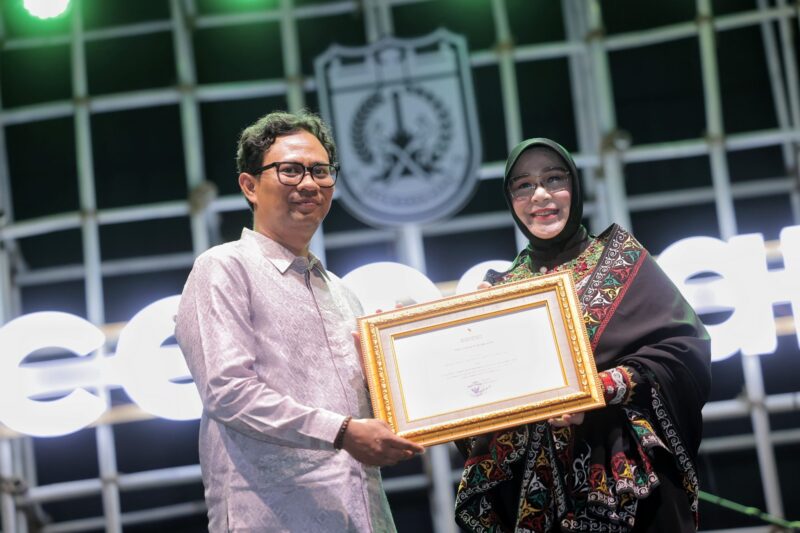 Wali Kota Banda Aceh Illiza Sa’aduddin Djamal menerima Piagam Karisma Event Nusantara (KEN) 2026 pada seremoni pembukaan BACCE 2026 di Lapangan Blang Padang, Jumat (18/9/2026). Foto: Dok. Diskominfo Kota Banda Aceh