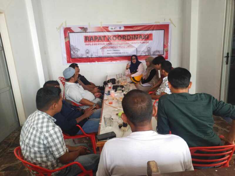 Aceh Institute melakukan diskusi bersama sejumlah awak media terkait Implementasi Qanun KTR, Warkop P. Kupi, Selasa (1/9/2026). Foto:Dok/Ilhami
