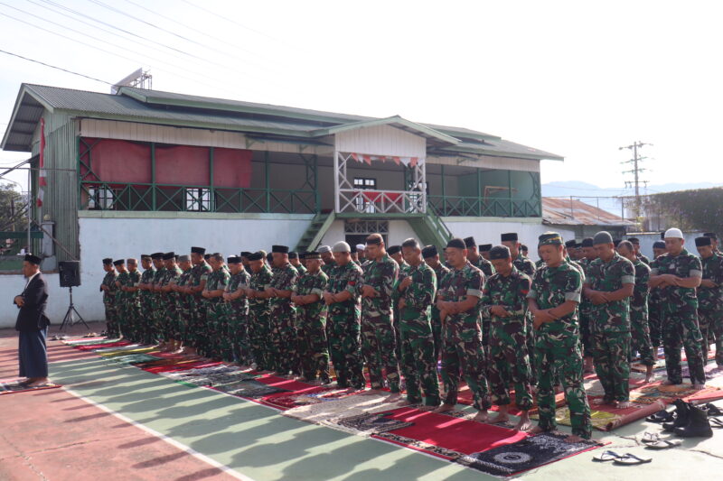 Ket foto: Prajurit dan PNS Kodim 0106/Aceh Tengah mengikuti Salat Istisqa dan doa bersama di Lapangan Tennis Kodim 0106/Aceh Tengah, Selasa (1/9/2026).Dok:ist