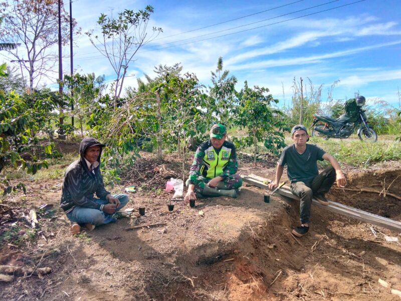 Ket foto: Babinsa Koramil 07/Atu Lintang Kodim 0106/Aceh Tengah, Serka Riza Romanda, melaksanakan komunikasi sosial (Komsos) bersama warga, Selasa (1/9/2026).Dok:Ist